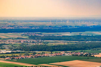 Vue aérienne de Vue du village depuis le sud-ouest à le quartier Minderslachen in Kandel dans le département Rhénanie-Palatinat, Allemagne