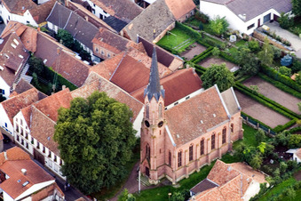 Vue aérienne de Bâtiment d'église au centre du village à Birkweiler dans le département Rhénanie-Palatinat, Allemagne