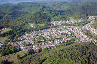 Vue aérienne de Vue sur le village à Eppenbrunn dans le département Rhénanie-Palatinat, Allemagne