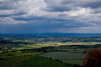 Vue aérienne de Nuages de pluie devant sur la gauche à Ripple dans le département Angleterre, Grande Bretagne
