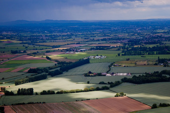 Vue aérienne de De retour au camp juste avant la pluie à Severn Stoke dans le département Angleterre, Grande Bretagne