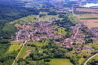 Vue aérienne de Vue du village depuis l'ouest à Scheibenhardt dans le département Rhénanie-Palatinat, Allemagne