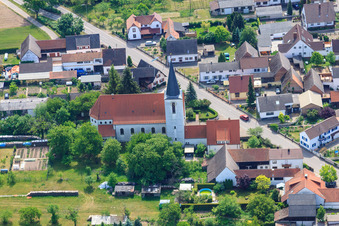 Vue aérienne de Église catholique Saint-Louis à Scheibenhardt dans le département Rhénanie-Palatinat, Allemagne
