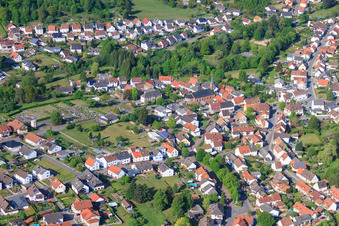 Vue aérienne de Vue du village depuis l'est avec l'église Saint-Pirminius à Eppenbrunn dans le département Rhénanie-Palatinat, Allemagne