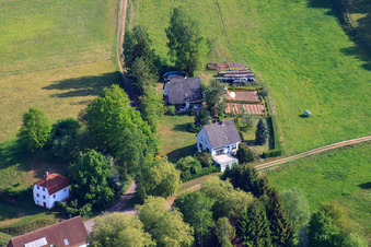 Vue oblique de Ransbrunnerhof à Eppenbrunn dans le département Rhénanie-Palatinat, Allemagne