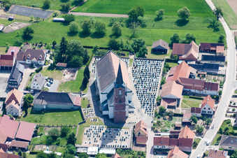 Photographie aérienne de Bâtiment d'église au centre du village à Schleithal dans le département Bas Rhin, France