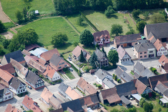 Vue d'oiseau de Niederlauterbach dans le département Bas Rhin, France