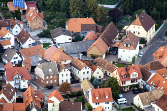 Vue aérienne de Arzheimer Hauptstr à le quartier Arzheim in Landau in der Pfalz dans le département Rhénanie-Palatinat, Allemagne