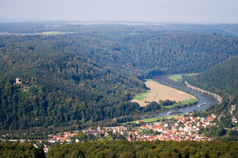 Vue aérienne de Neckargerach dans le département Bade-Wurtemberg, Allemagne