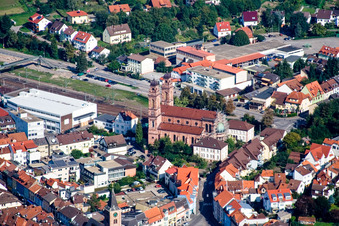 Vue aérienne de Église d'Es Nepomuk au centre du village à Eberbach dans le département Bade-Wurtemberg, Allemagne