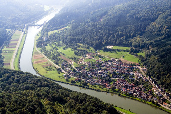 Vue aérienne de Les rives du Neckar à le quartier Rockenau in Eberbach dans le département Bade-Wurtemberg, Allemagne