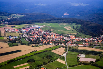 Vue aérienne de Ville du sud à le quartier Strümpfelbrunn in Waldbrunn dans le département Bade-Wurtemberg, Allemagne