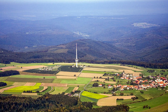 Vue oblique de Structure de la tour de télécommunication et tour de télévision Katzenbuckel à le quartier Reisenbach in Mudau dans le département Bade-Wurtemberg, Allemagne