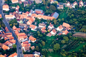Vue aérienne de Weinstr à le quartier Rechtenbach in Schweigen-Rechtenbach dans le département Rhénanie-Palatinat, Allemagne