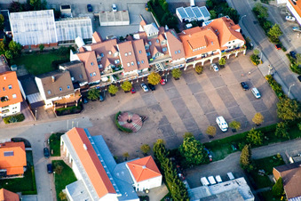 Vue aérienne de Place Saint-Urbaine à le quartier Schweigen in Schweigen-Rechtenbach dans le département Rhénanie-Palatinat, Allemagne
