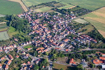 Vue aérienne de Vue sur le village à le quartier Weddersleben in Thale dans le département Saxe-Anhalt, Allemagne