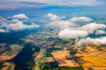 Vue aérienne de De l'est sous les nuages à Blankenburg dans le département Saxe-Anhalt, Allemagne