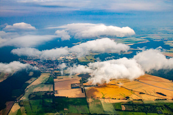 Vue aérienne de De l'est sous les nuages à Blankenburg dans le département Saxe-Anhalt, Allemagne