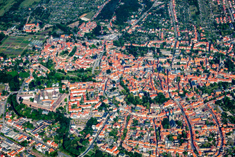 Vue aérienne de Vue de la ville depuis le centre-ville à Quedlinburg dans le département Saxe-Anhalt, Allemagne