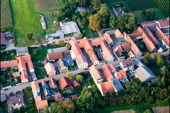 Rue principale à Vollmersweiler dans le département Rhénanie-Palatinat, Allemagne depuis l'avion