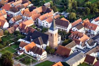 Vue aérienne de Église à le quartier Schaidt in Wörth am Rhein dans le département Rhénanie-Palatinat, Allemagne
