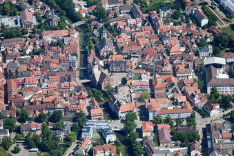 Vue aérienne de Église Saint-Martin à Ettlingen dans le département Bade-Wurtemberg, Allemagne