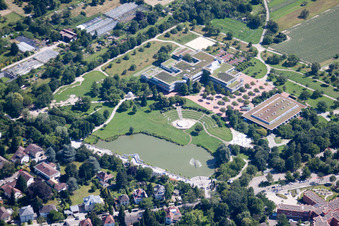 Vue aérienne de Horbachpark avec Horbachsee, l'école Anne Frank et l'Albgauhalle à Ettlingen dans le département Bade-Wurtemberg, Allemagne