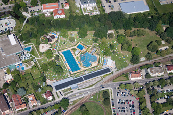 Vue aérienne de Baigneurs sur les pelouses de la piscine extérieure d'Albgau à Ettlingen dans le département Bade-Wurtemberg, Allemagne
