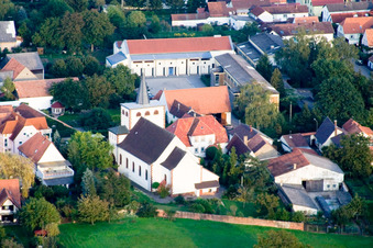 Vue aérienne de Église catholique à Minfeld dans le département Rhénanie-Palatinat, Allemagne
