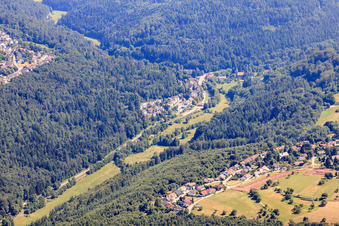 Vue aérienne de Village de la vallée de l'Alb à Marxzell dans le département Bade-Wurtemberg, Allemagne