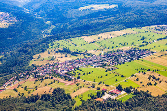 Vue aérienne de Du nord à le quartier Burbach in Marxzell dans le département Bade-Wurtemberg, Allemagne