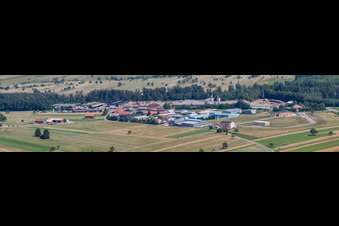Vue aérienne de Panorama de la zone commerciale Im Schwarzenbusch à le quartier Pfaffenrot in Marxzell dans le département Bade-Wurtemberg, Allemagne