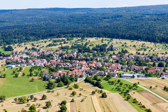 Vue aérienne de Vue sur le village à le quartier Langenalb in Straubenhardt dans le département Bade-Wurtemberg, Allemagne