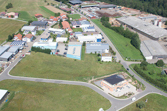 Zone commerciale Im Schwarzenbusch à le quartier Pfaffenrot in Marxzell dans le département Bade-Wurtemberg, Allemagne hors des airs