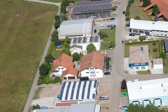 Zone commerciale Im Schwarzenbusch à le quartier Pfaffenrot in Marxzell dans le département Bade-Wurtemberg, Allemagne du point de vue du drone