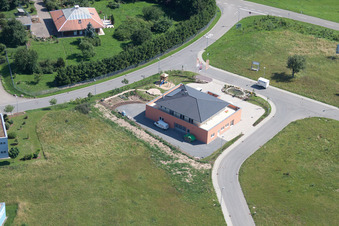 Vue d'oiseau de Zone commerciale Im Schwarzenbusch à le quartier Pfaffenrot in Marxzell dans le département Bade-Wurtemberg, Allemagne