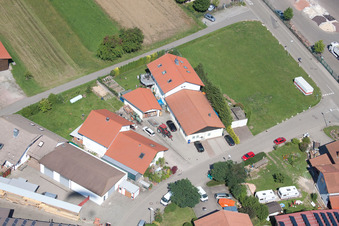 Zone commerciale Im Schwarzenbusch à le quartier Pfaffenrot in Marxzell dans le département Bade-Wurtemberg, Allemagne vue du ciel