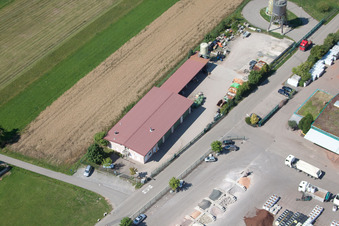 Enregistrement par drone de Zone commerciale Im Schwarzenbusch à le quartier Pfaffenrot in Marxzell dans le département Bade-Wurtemberg, Allemagne