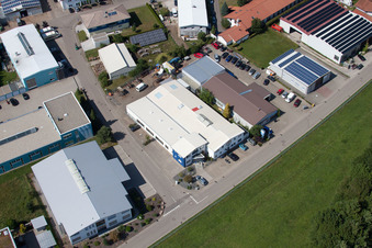 Zone commerciale Im Schwarzenbusch à le quartier Pfaffenrot in Marxzell dans le département Bade-Wurtemberg, Allemagne vu d'un drone