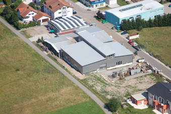 Zone commerciale Im Schwarzenbusch à le quartier Pfaffenrot in Marxzell dans le département Bade-Wurtemberg, Allemagne du point de vue du drone