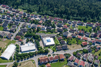 Vue aérienne de Salle Carl Benz à le quartier Pfaffenrot in Marxzell dans le département Bade-Wurtemberg, Allemagne