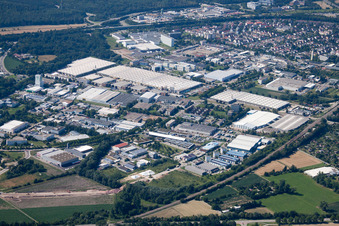 Entrepôt de pièces Daimler, entrepôt de verre Mercedes à Ettlingen dans le département Bade-Wurtemberg, Allemagne depuis l'avion