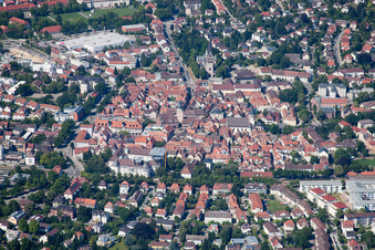 Vue aérienne de Quartier de la vieille ville et centre-ville à Ettlingen dans le département Bade-Wurtemberg, Allemagne