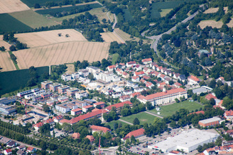 Ettlingen dans le département Bade-Wurtemberg, Allemagne depuis l'avion
