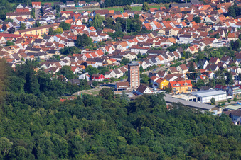 Vue aérienne de Le gratte-ciel Ludovici au bout de la Buchstr à Jockgrim dans le département Rhénanie-Palatinat, Allemagne