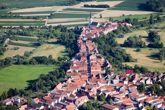 Vue aérienne de Vieille ville et centre-ville Ludwigstrasse à Jockgrim dans le département Rhénanie-Palatinat, Allemagne