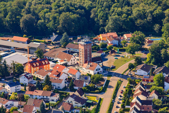 Vue aérienne de Maximilianstraße avec la tour Ludovici à Jockgrim dans le département Rhénanie-Palatinat, Allemagne