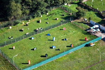 Vue aérienne de Im Horst, zone de paintball à le quartier Minderslachen in Kandel dans le département Rhénanie-Palatinat, Allemagne