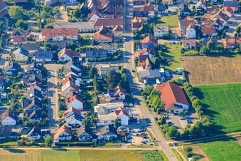 Vue aérienne de Netto à Kirchstr. à Hatzenbühl dans le département Rhénanie-Palatinat, Allemagne