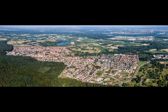 Vue aérienne de Vue panoramique en perspective des rues et des maisons des quartiers résidentiels à Jockgrim dans le département Rhénanie-Palatinat, Allemagne